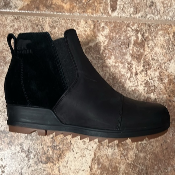 Sorel Evie II wedge bootie. 6.5 - Picture 2 of 4